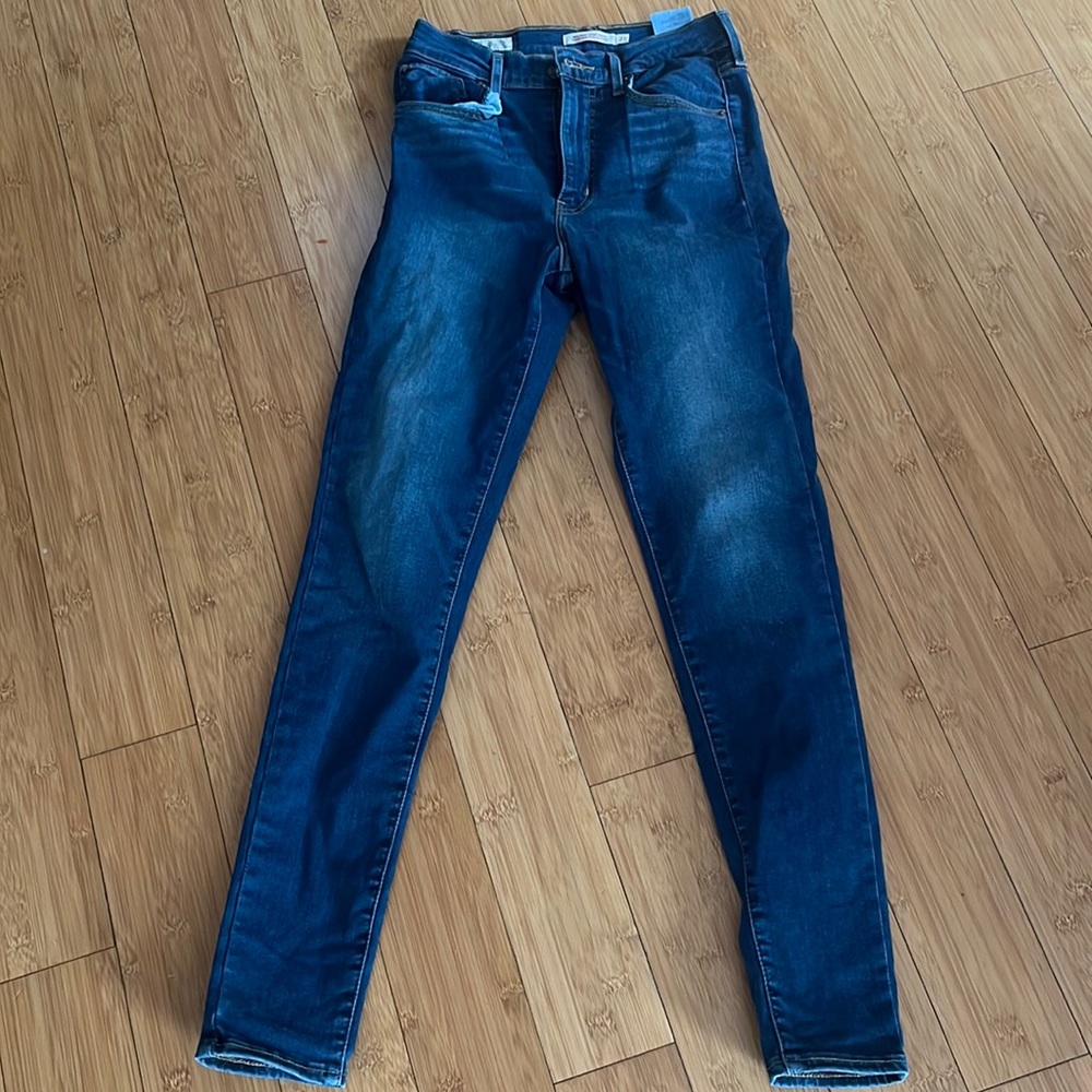 Levi mile high super skinny size 27 blue Jean. Never worn